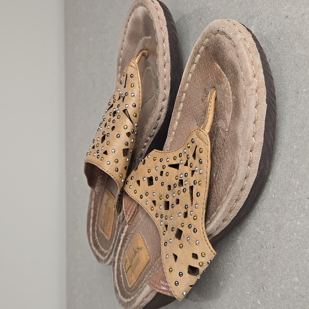 Clarks Artisan tan leather studded thong flip-flop sandals boho festival, size 8